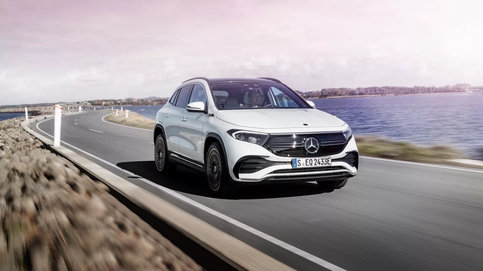 Mercedes giới thiệu EQA 2021, xe điện cỡ nhỏ giá "rẻ" của dòng EQ