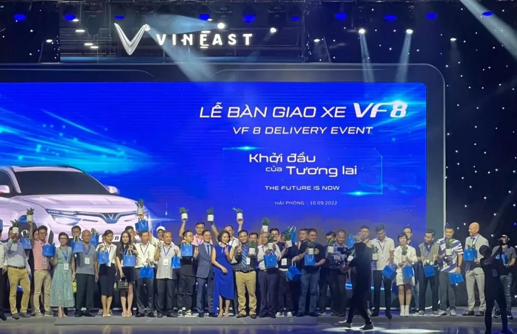 VinFast giao 100 ô tô điện VF8 đầu tiên, chuẩn bị đưa ra thị trường toàn cầu